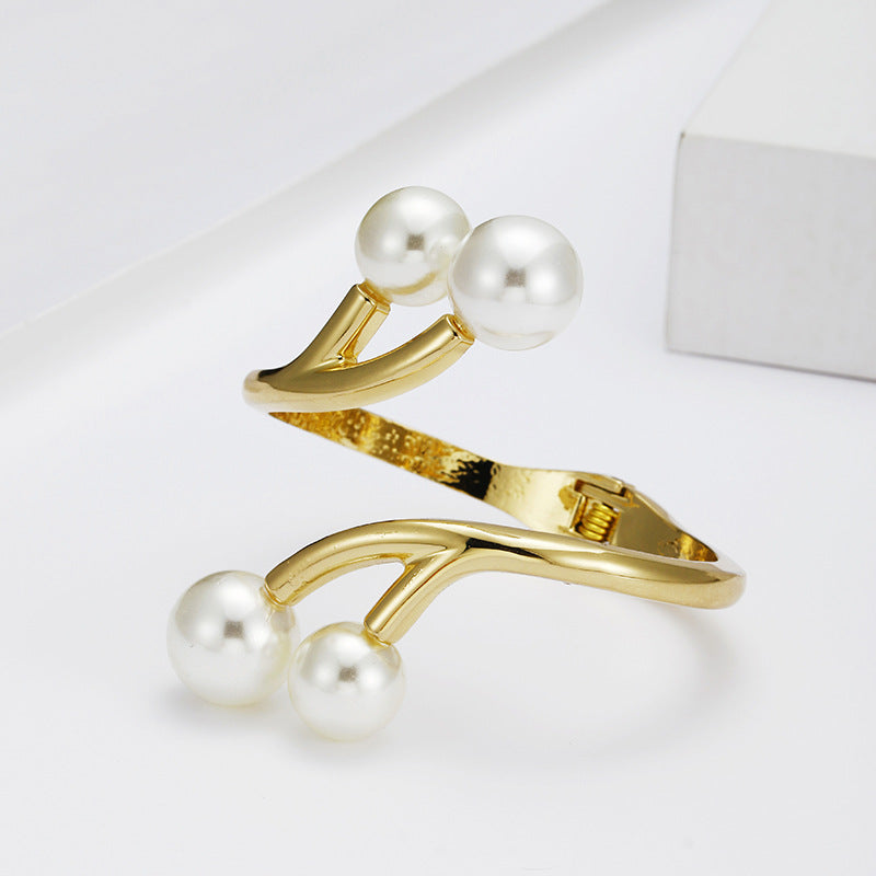 European Style Exquisite Pearl Bracelet with Irregular Gold-plated Zinc Alloy Accents