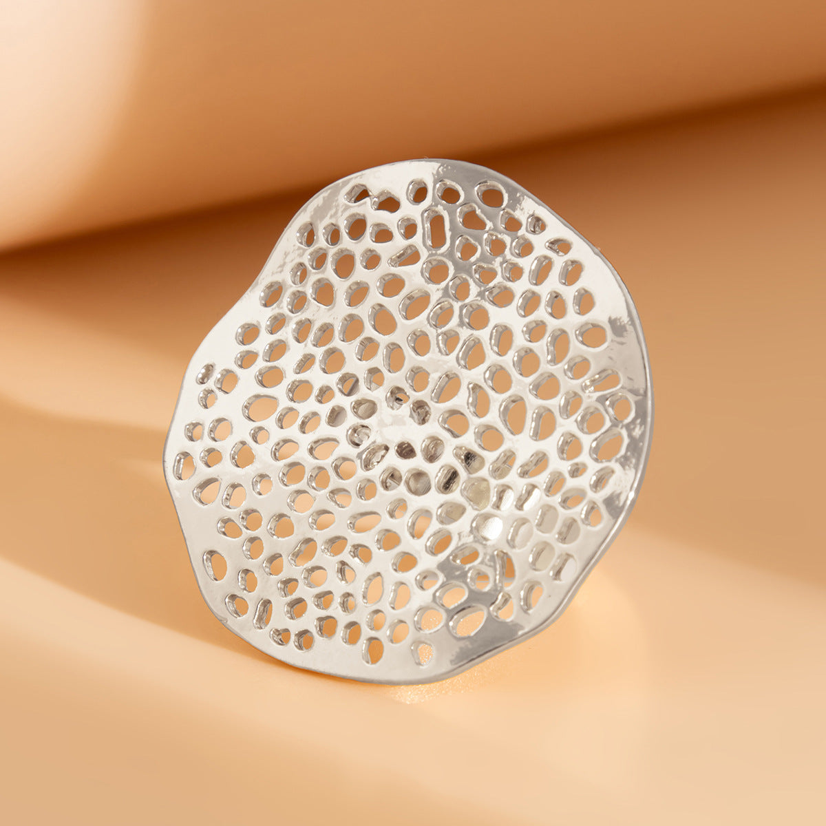 Planderful Vienna Verve Ring – Elegant Hollow Flower Design