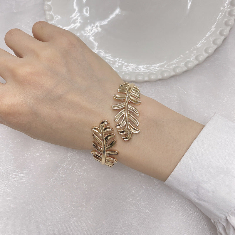Golden Leaf Charm Bracelet - Exquisite Women's Fashion Jewelry for Sale