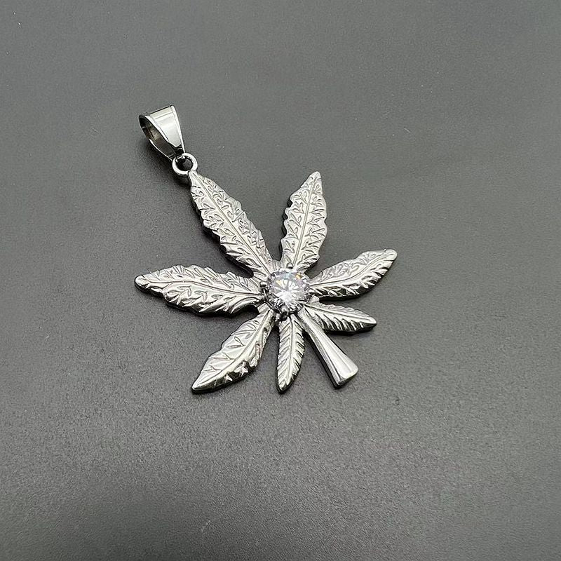 Zircon Necklace – Elegant Maple Leaf Pendant