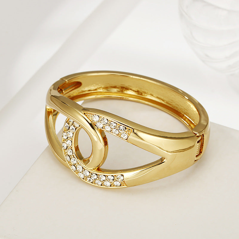 Chain Buckle Bracelet with Unique Design, Vintage Hollowed Out Style, Handcrafted Statement Jewelry for Women