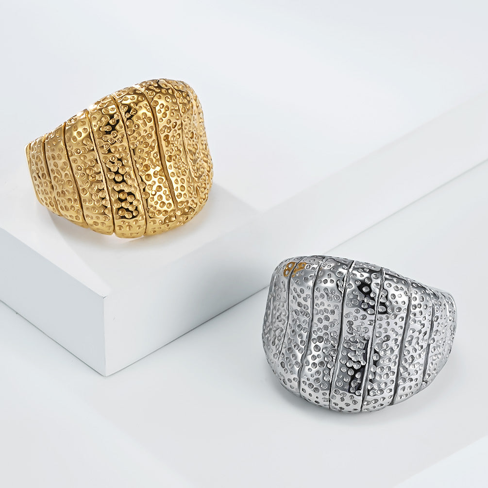 Planderful Titanium Steel Ring Luxurious 18K Gold Finish For Women Minimalist Elegant Jewelry