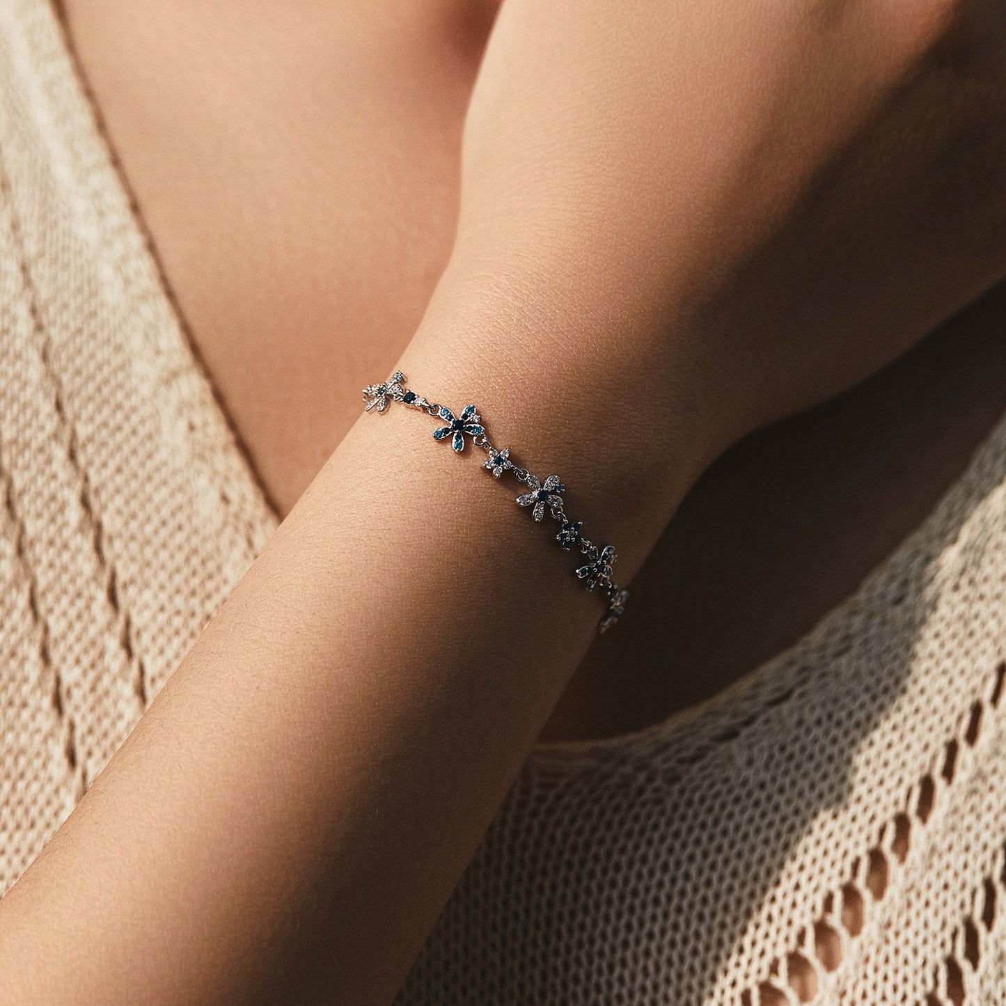 Planderful Everyday Genie Bracelet – Exquisite Blue Flower Design with Zircon Accents