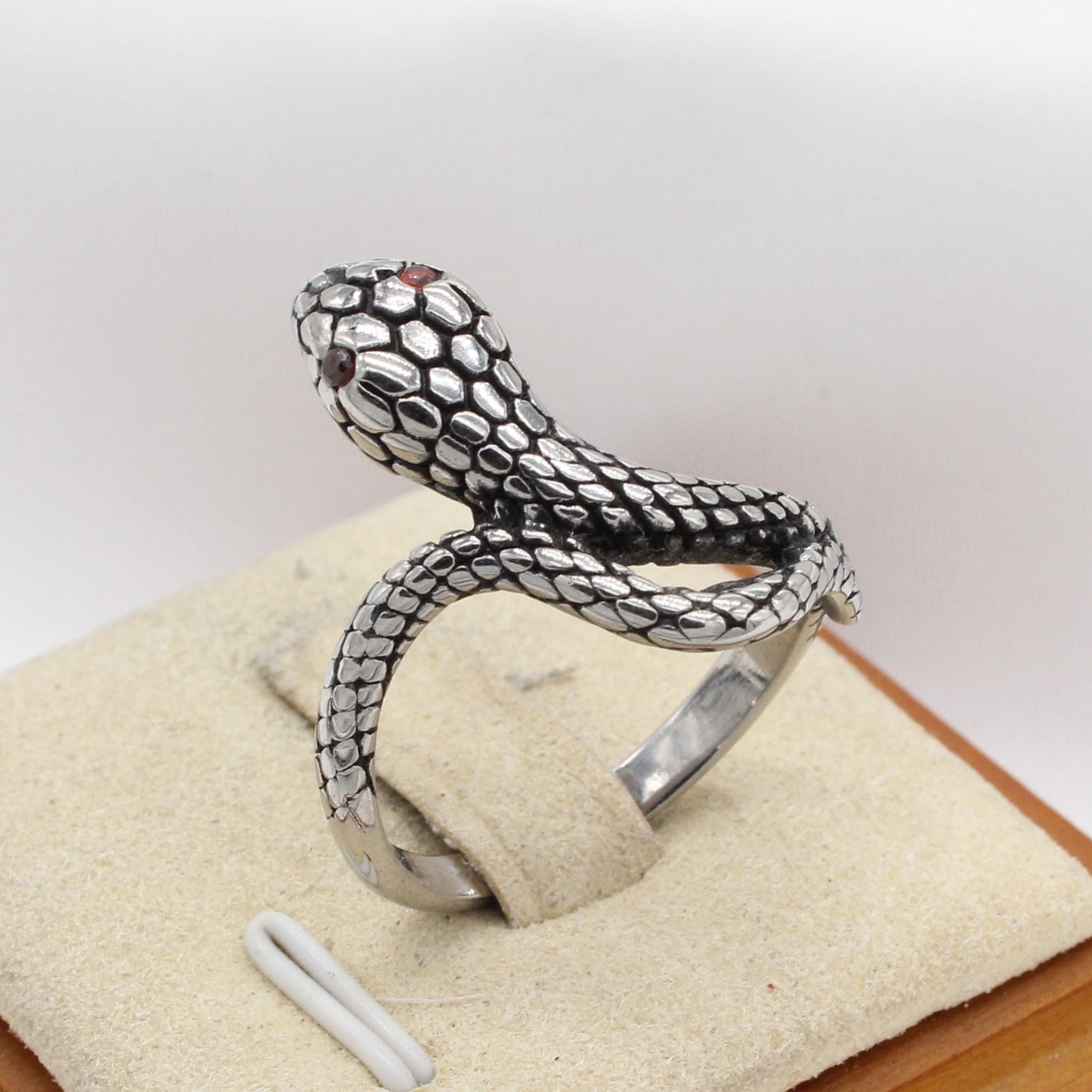 Planderful Everyday Genie – European and American Personalized Retro Snake Titanium Steel Ring