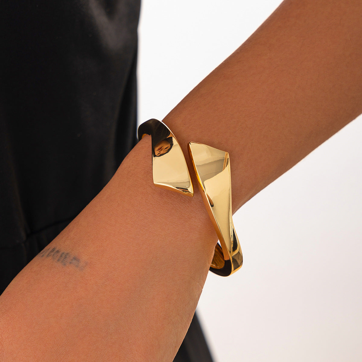 Planderful Vienna Verve Bracelet – Stylish Cross-Border Design