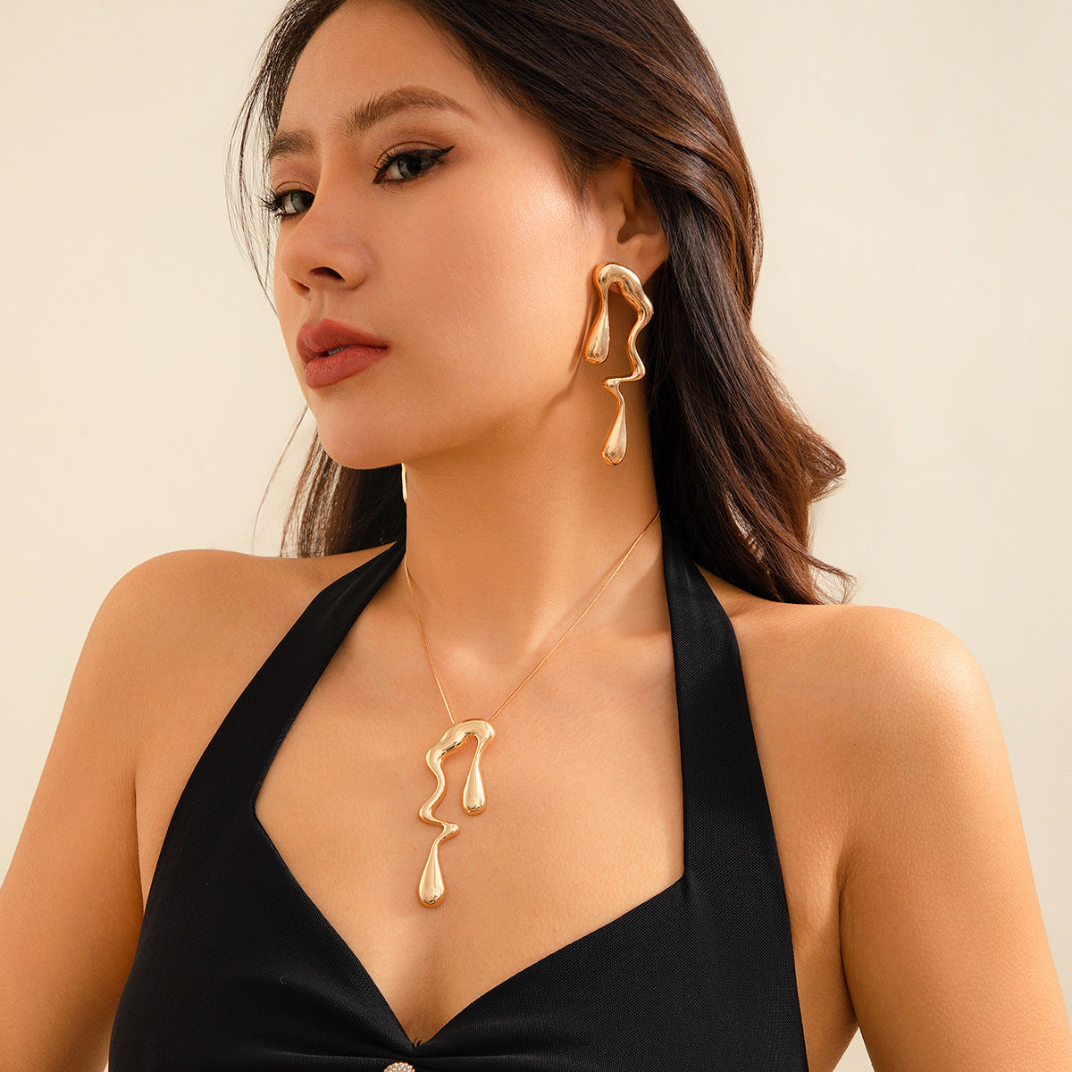 Unconventional Lava Necklace with a Touch of European and American Jewelry Influence