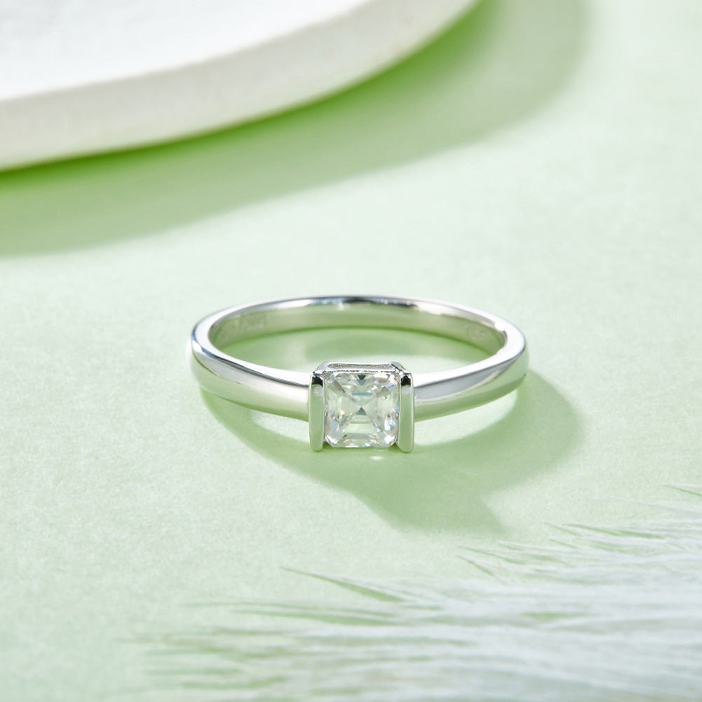 Simple S925 Sterling Silver Inlaid 0.5 Ct Moissanite Ring Wholesale