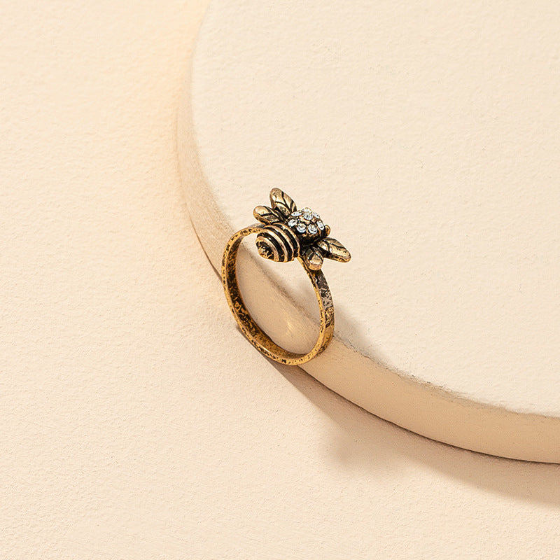 Bee Charm Ring - Elegant Retro Design in European Style