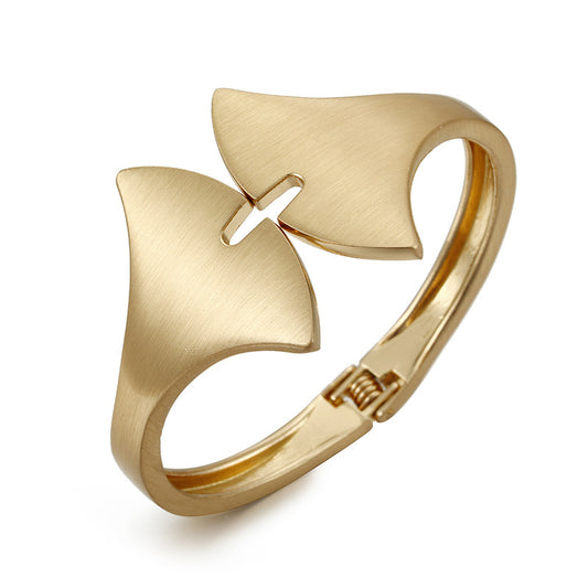 Exaggerated Fan-Shaped Bracelet with Original European Design for Stylish Women.
