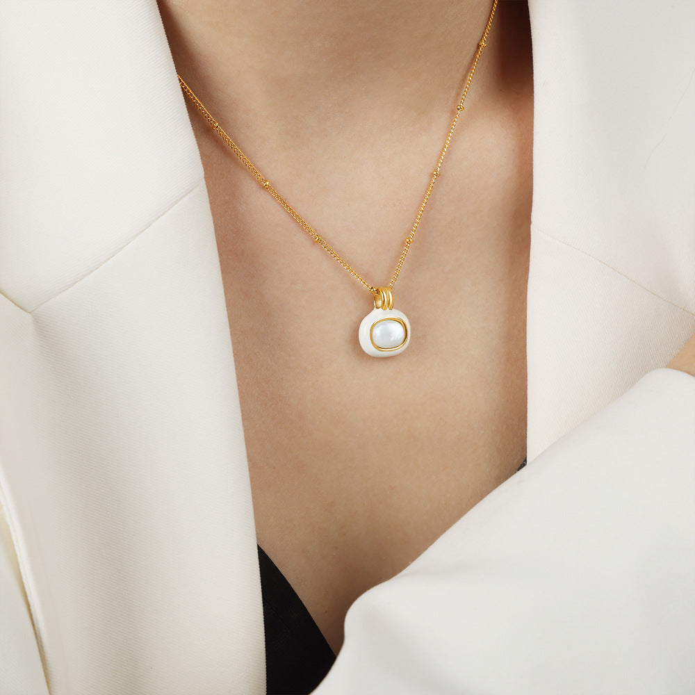 Regal Retro European-Inspired Pendant Necklace with Malachite Shell Detail