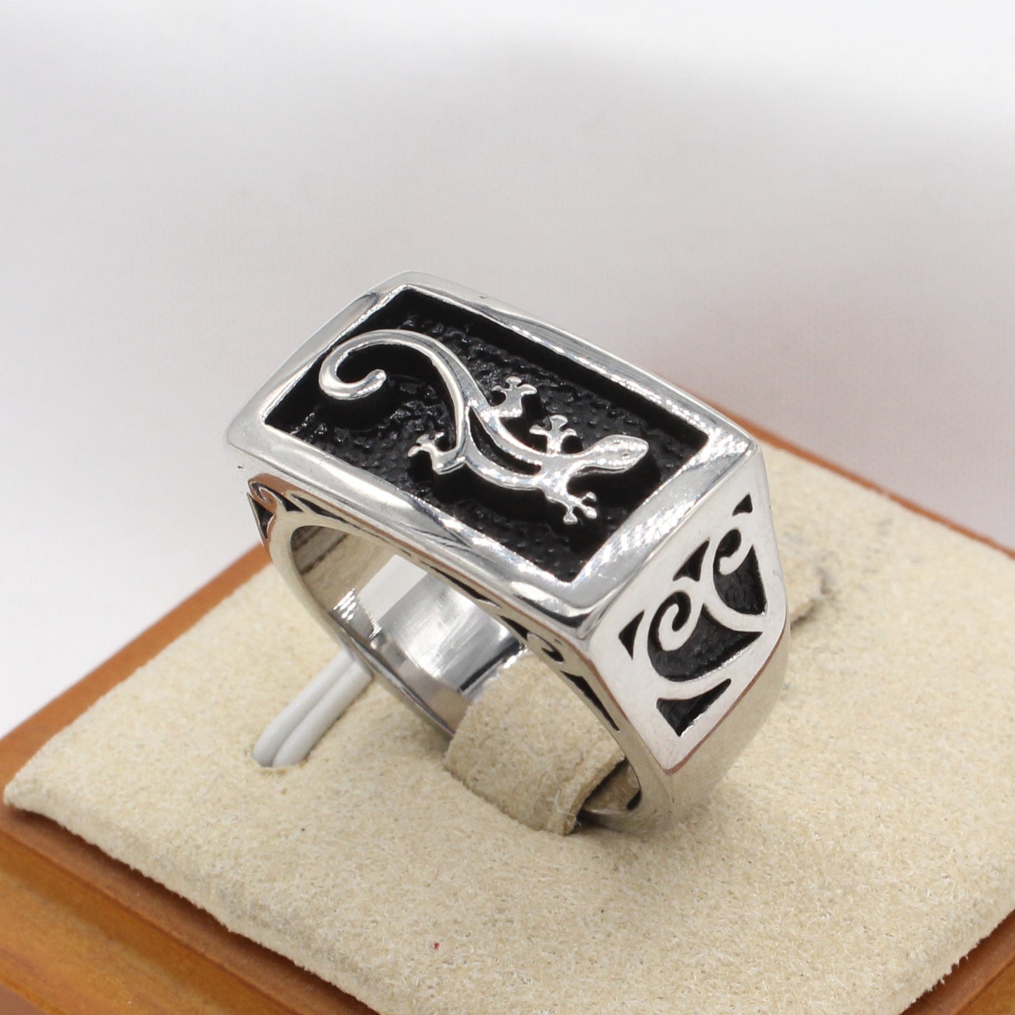 Planderful Everyday Genie Retro Lizard Men's Titanium Steel Ring – Personalized European and American Style