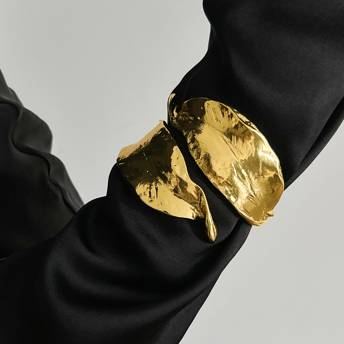 Bracelet Exaggerated Leaf Retro Wide Bracelet French Pleated Pitted Alloy Bracelet