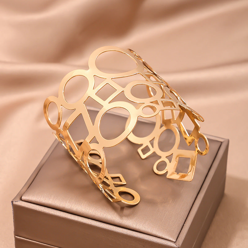 Chic Vintage-inspired Metal Circular Cuff for Women