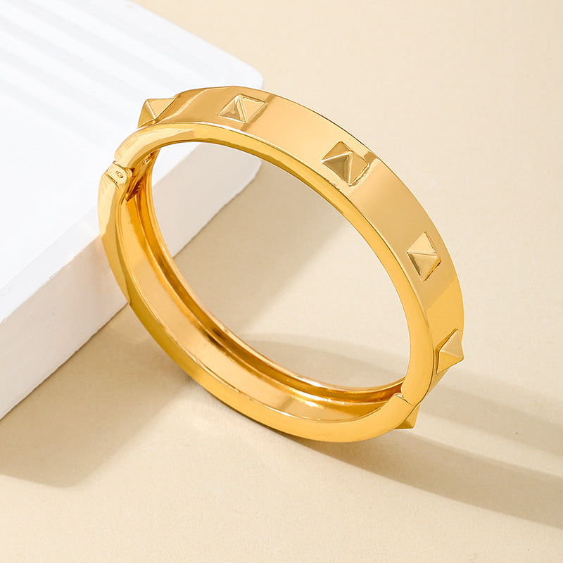 Planderful Vienna Verve Bracelet – Fashionable Metal Design with Rivet Spring Buckle