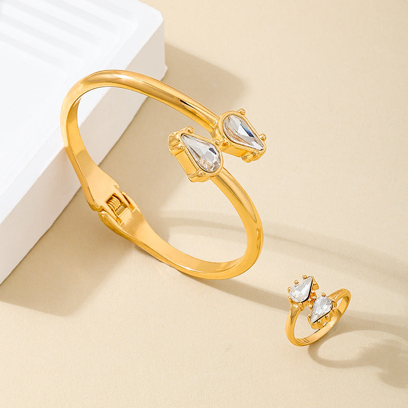 Stylish Metal Texture Snake Head Bracelet Ring Set for Fashion Lovers