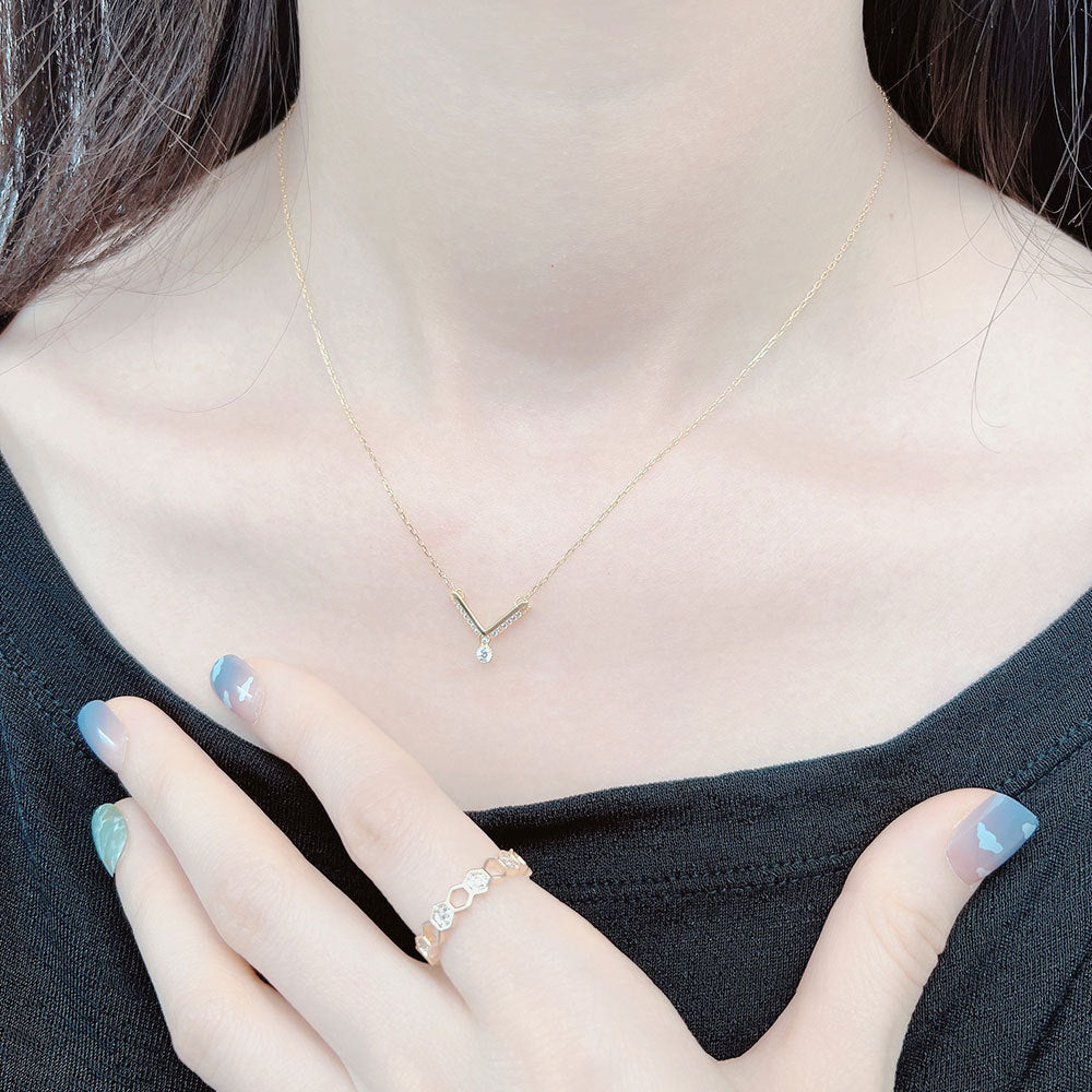 Temperament Versatile Niche Design V Word Sterling Silver Necklace