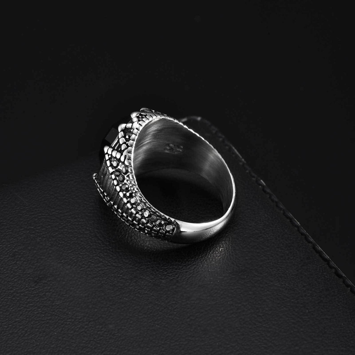 Stainless Steel Geometric Ring Inlaid With Round Cut Black Glass Black Agate – Men's Cool