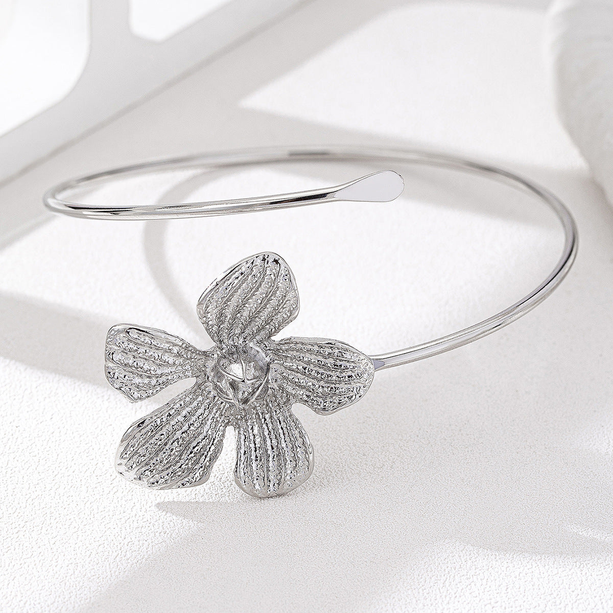 Planderful Vienna Verve Bracelet – Fashionable Metal Flower Design