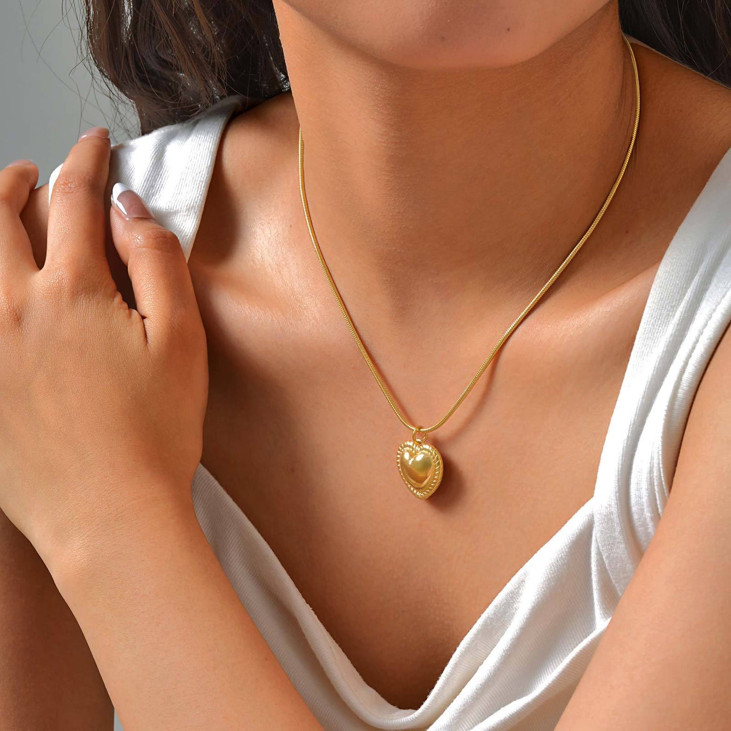 Style Women's Collarbone Chain – Stainless Steel Round Snake Chain Heart-Shaped Necklace