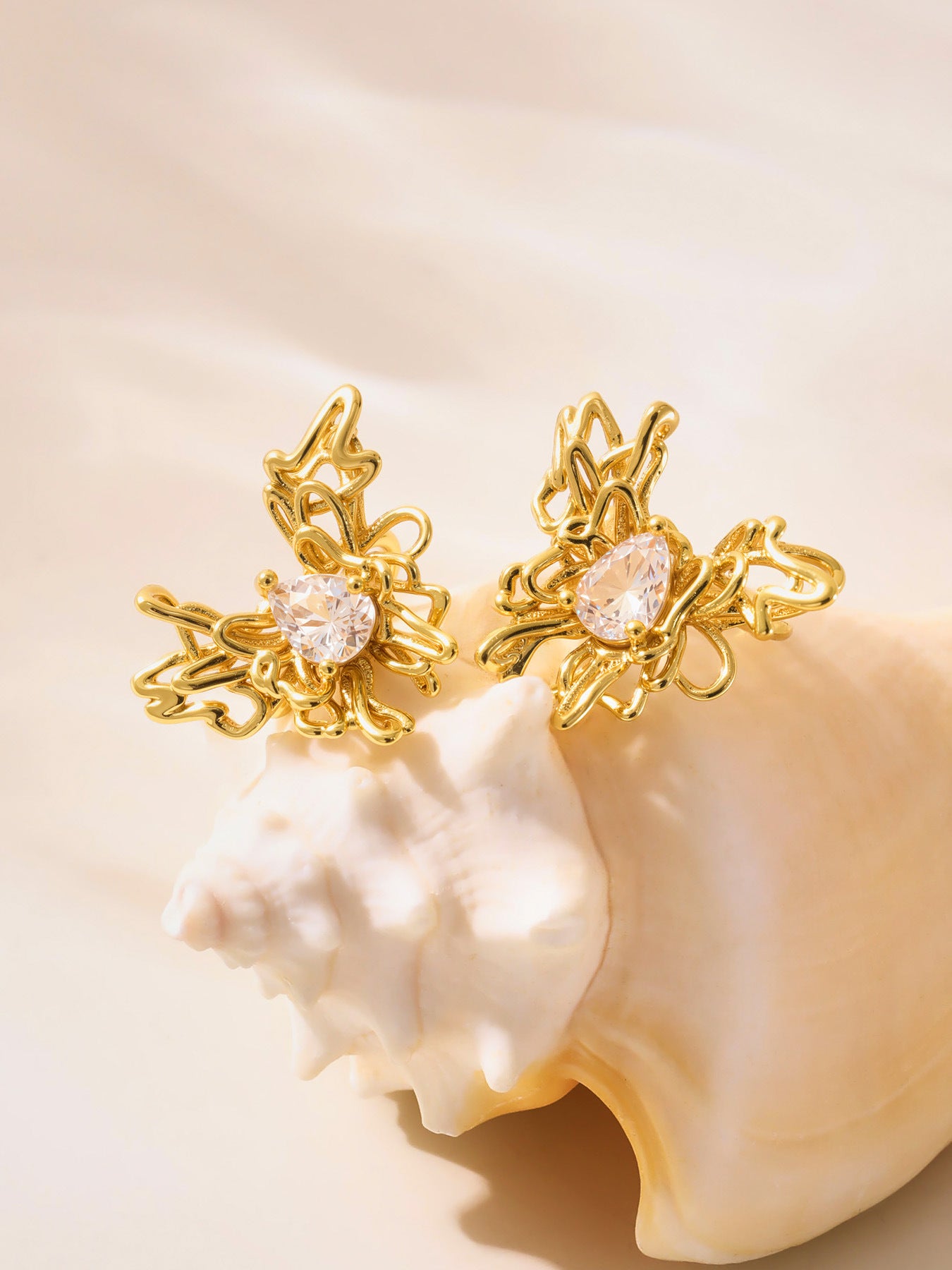 Planderful Zircon Butterfly Ear Clip No Piercing 18K Gold