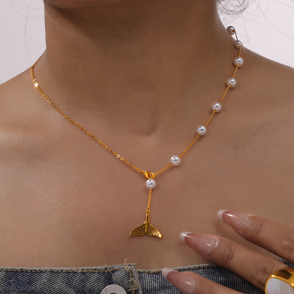 Luxurious Shell Bead Necklace with Zircon Accent