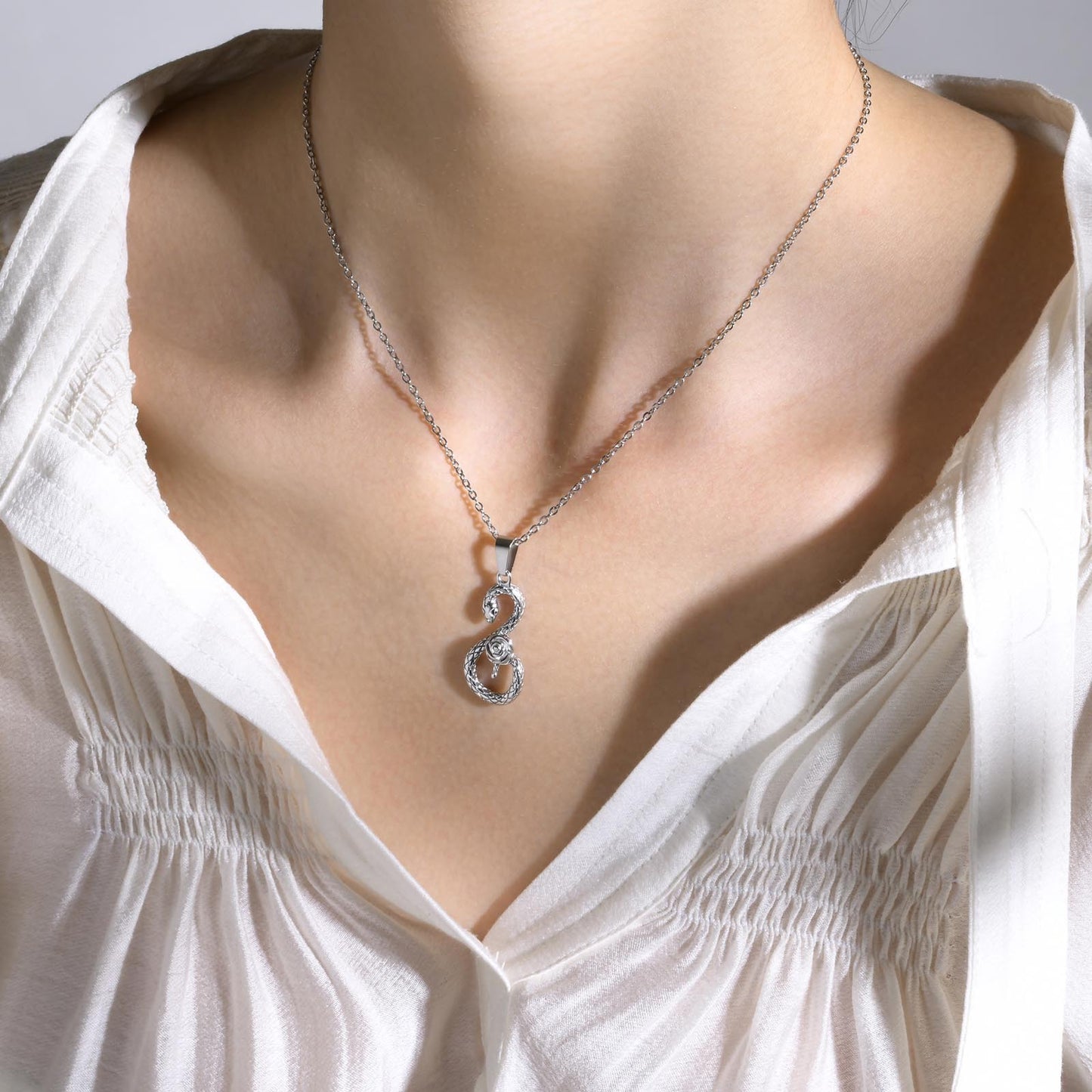 Wholesale of European and American Jewelry Rose Snake Pendant Necklace