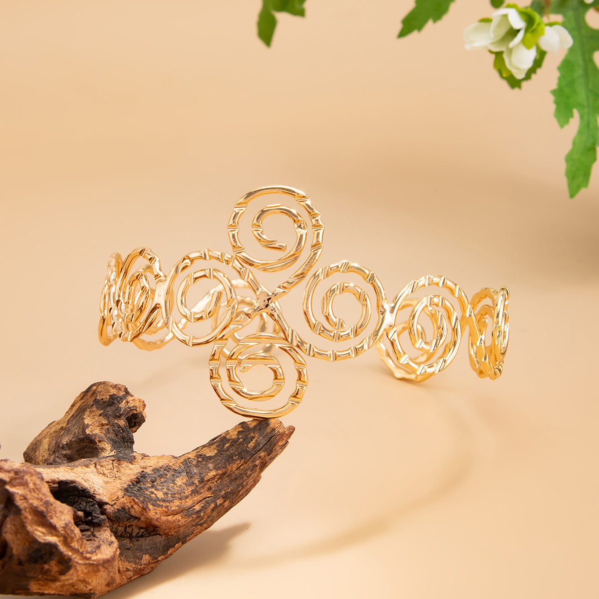 Planderful Vienna Verve Retro Spiral Arm Bracelet For Fashionable Women Statement Geometric