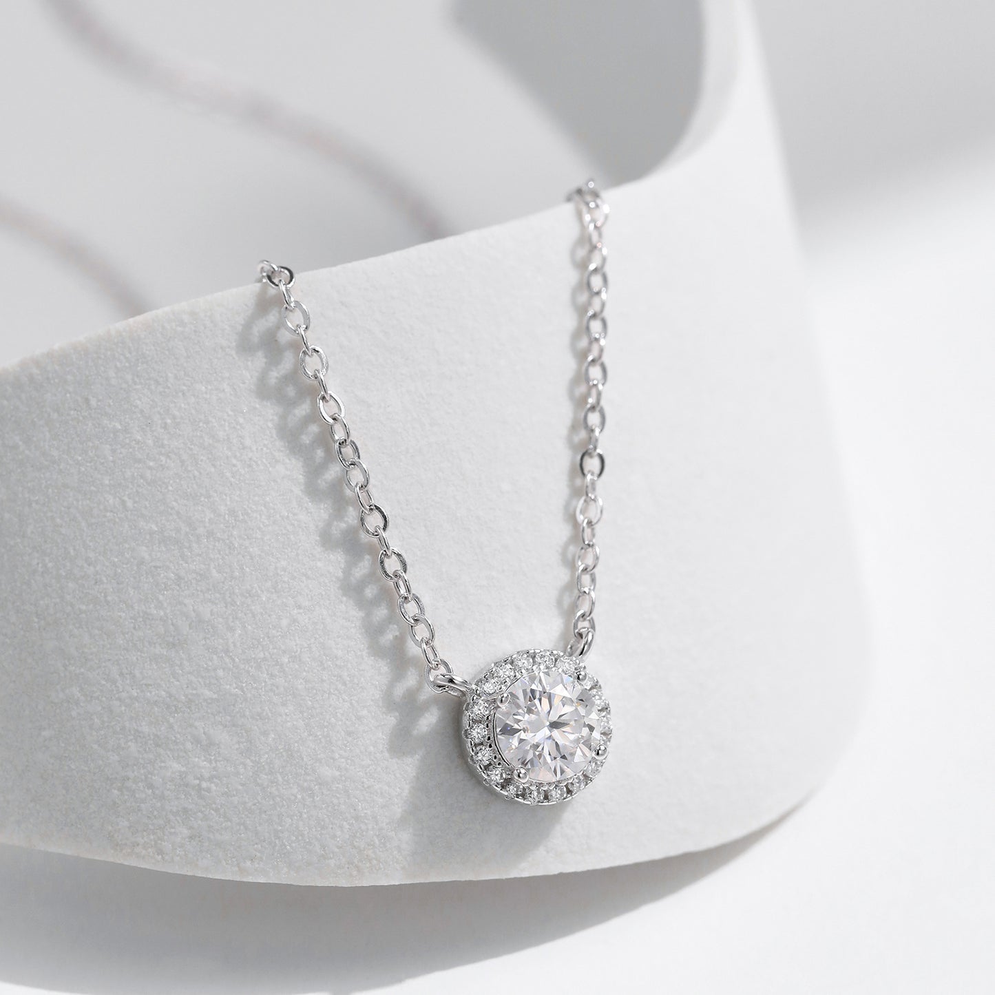Planderful Moissanite Sparkling Necklace – Exquisite Shining Design
