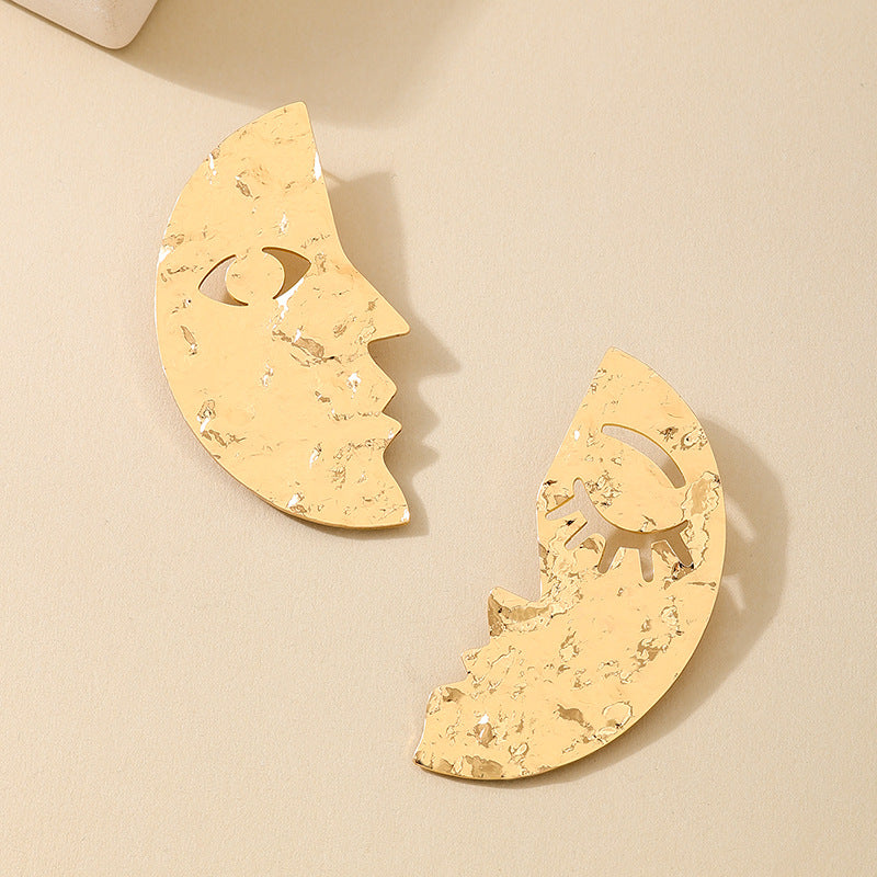 Planderful Vienna Verve Earrings – Fashionable Crescent Moon Design