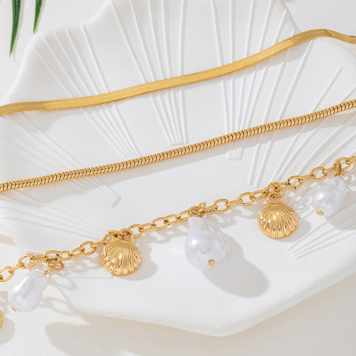 Planderful Vienna Verve Necklace – Elegant Metal Chain with Imitation Pearl Pendant