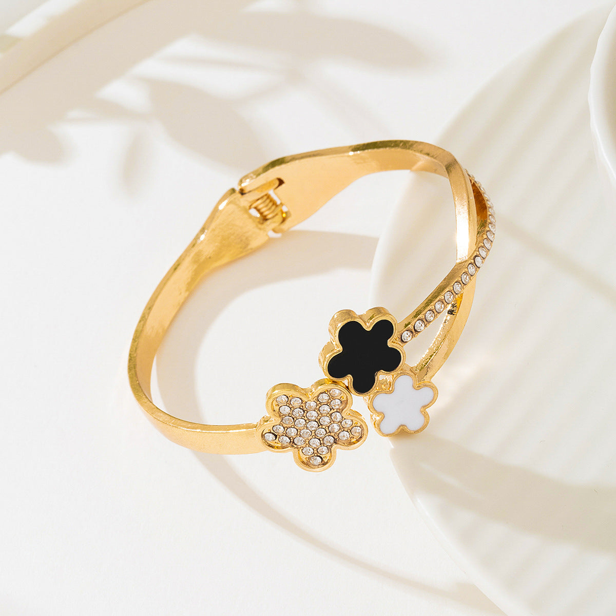 Planderful Vienna Verve Bracelet Set – Fashionable Five-Leaf Clover Design