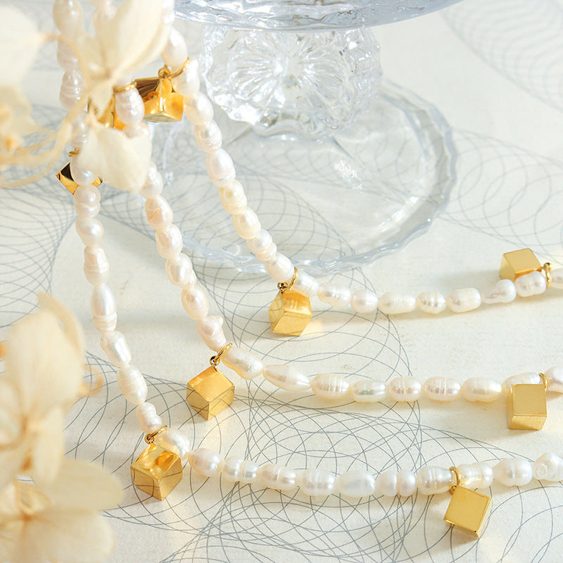 Fashionable Three-Dimensional Freshwater Pearl Necklace with Square Pendant