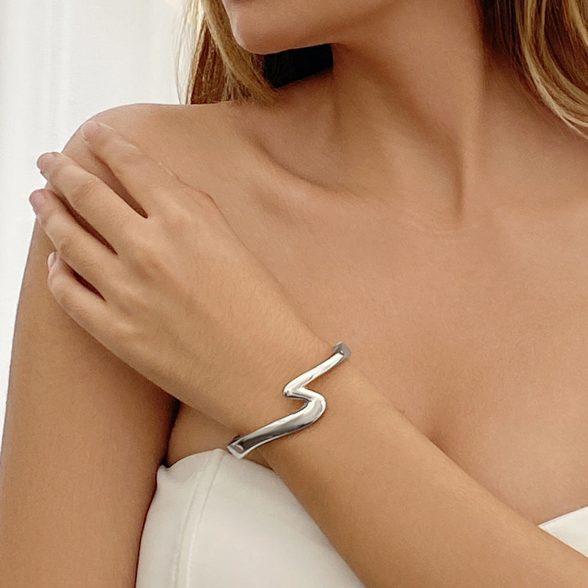 Planderful Vienna Verve Z Shaped Minimalist Metal Bracelet For Women Curved Smooth Statement