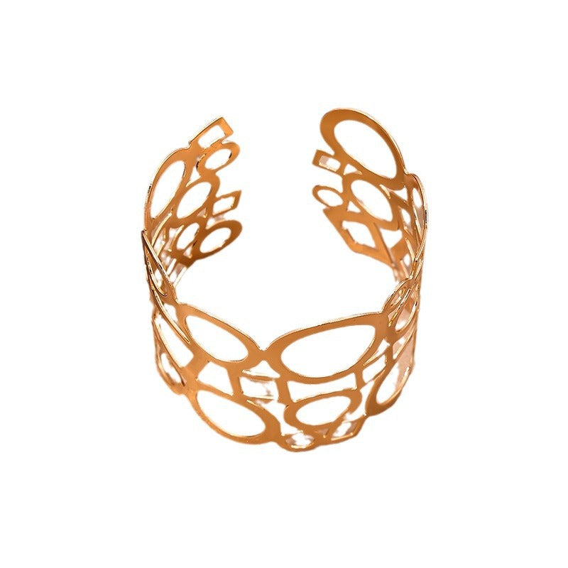 Chic Vintage-inspired Metal Circular Cuff for Women