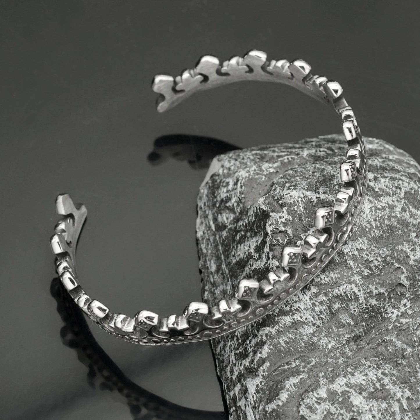 Planderful Everyday Genie Durable Titanium Stainless Steel Bracelet For Unisex Fashion Lovers Retro Crown Opening