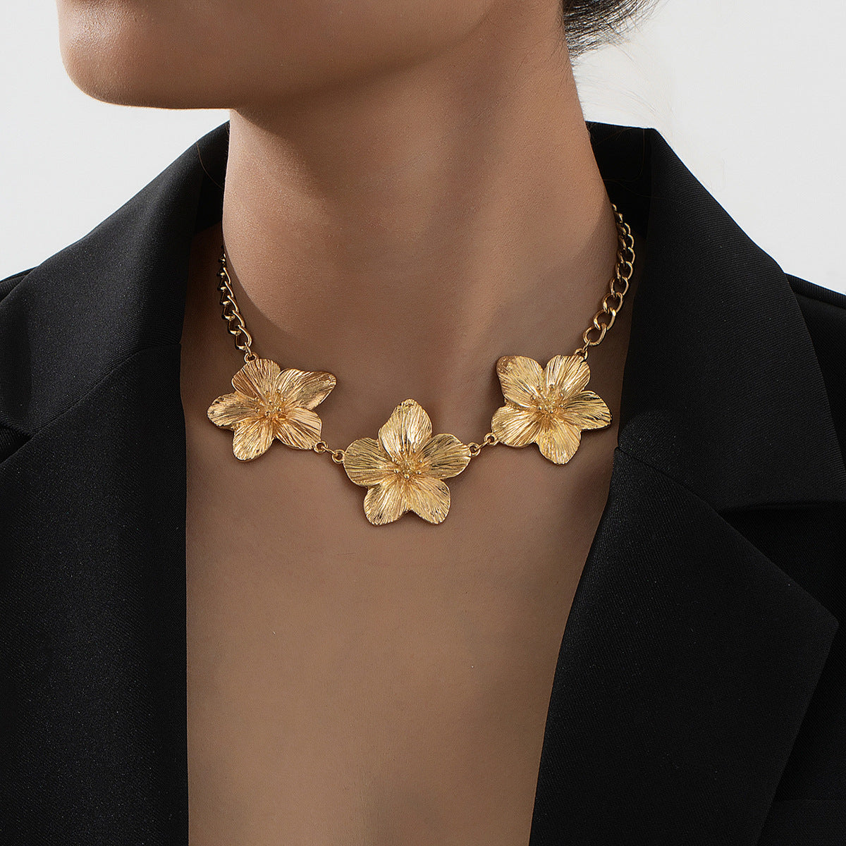 Planderful Vienna Verve Necklace – Fashionable Metal Flower Design