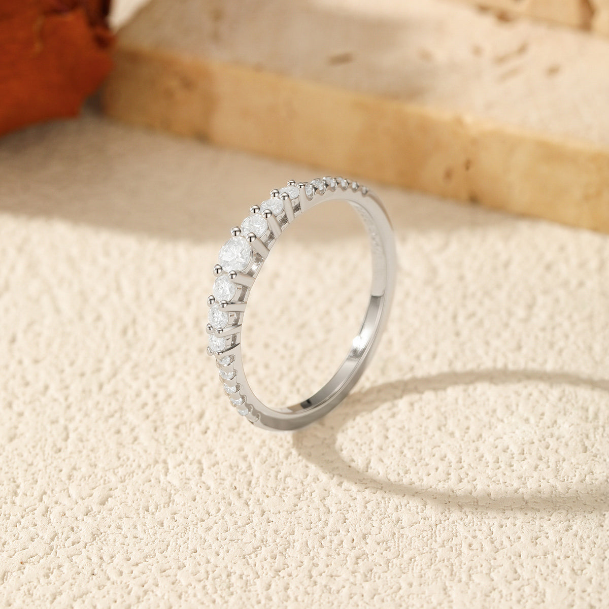 S925 Sterling Silver Single-Row Moissanite Band