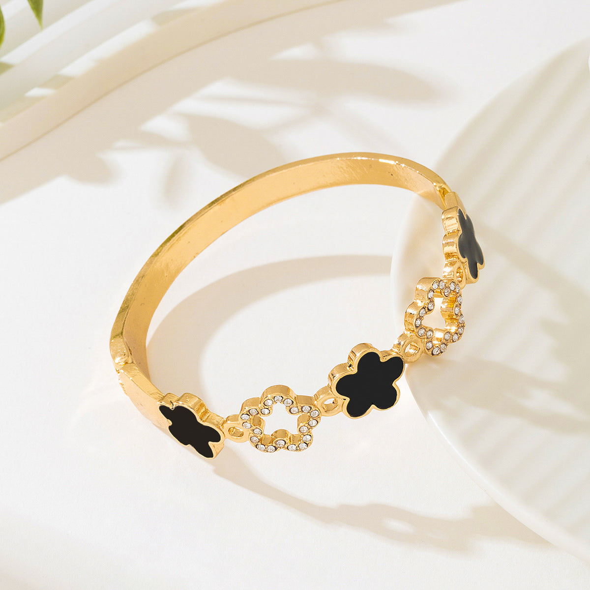 Planderful Vienna Verve Bracelet Set – Fashionable Five-Leaf Clover Design