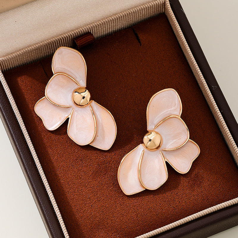 Planderful Vienna Verve Earrings – Fashionable Summer Trends with Half-Sided Flowers