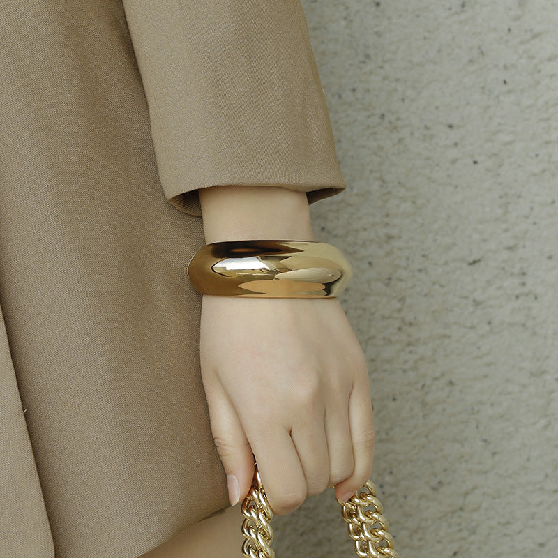 Golden Vogue Statement Bracelet for Women - Elegant European & American Fashion Accessories