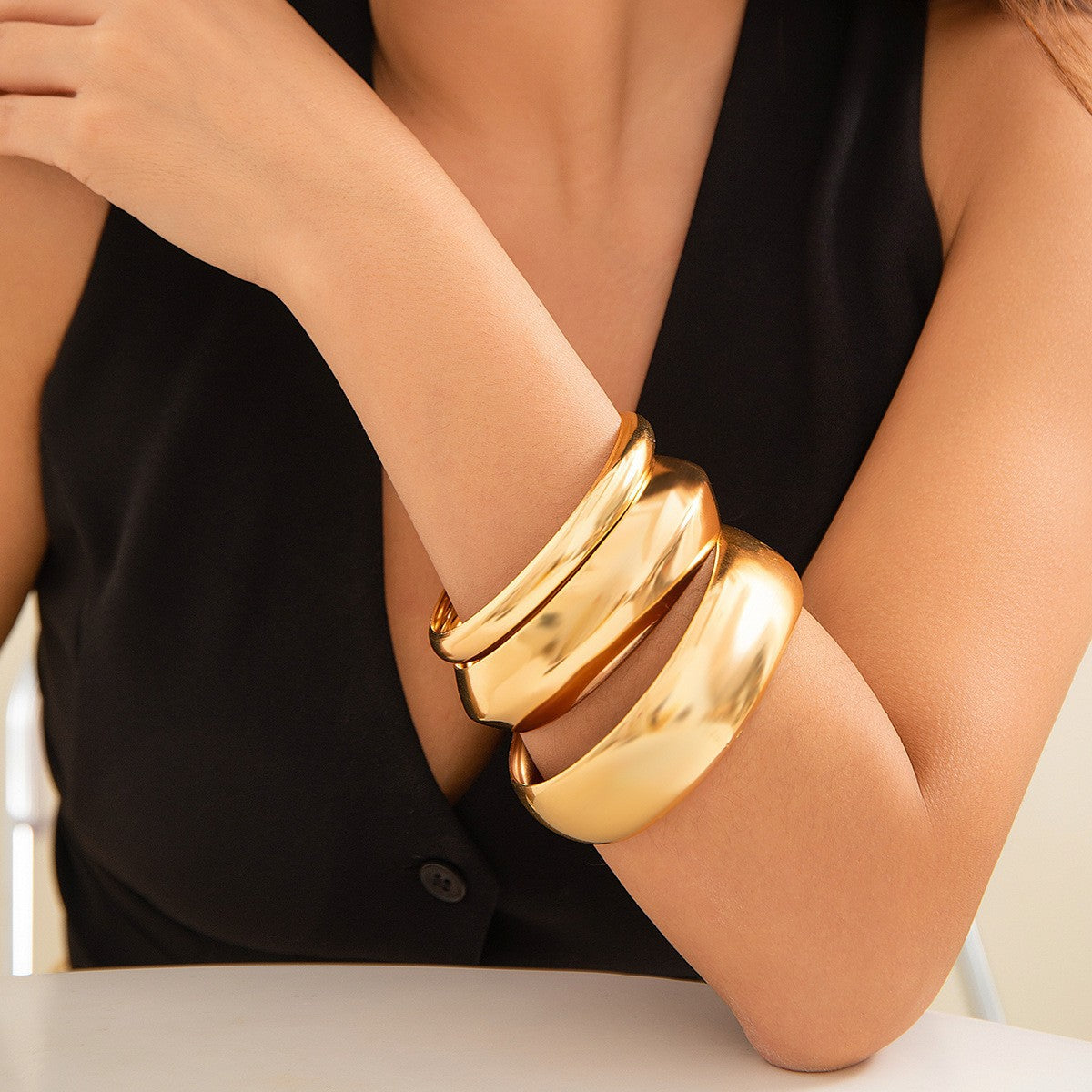 Planderful Vienna Verve Wide Glossy Metal Bracelet Set for Street Style Chic Women