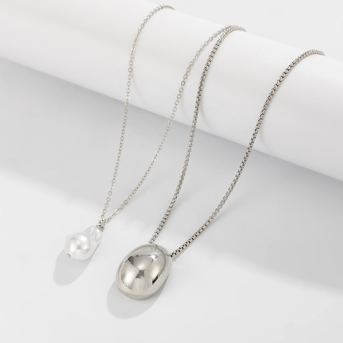 Glossy Sculptural Pendant Pearl Necklace