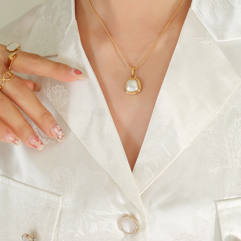 European Charm Black and White Pearl Pendant Necklace with Gold-Plated Snake Bone Chain