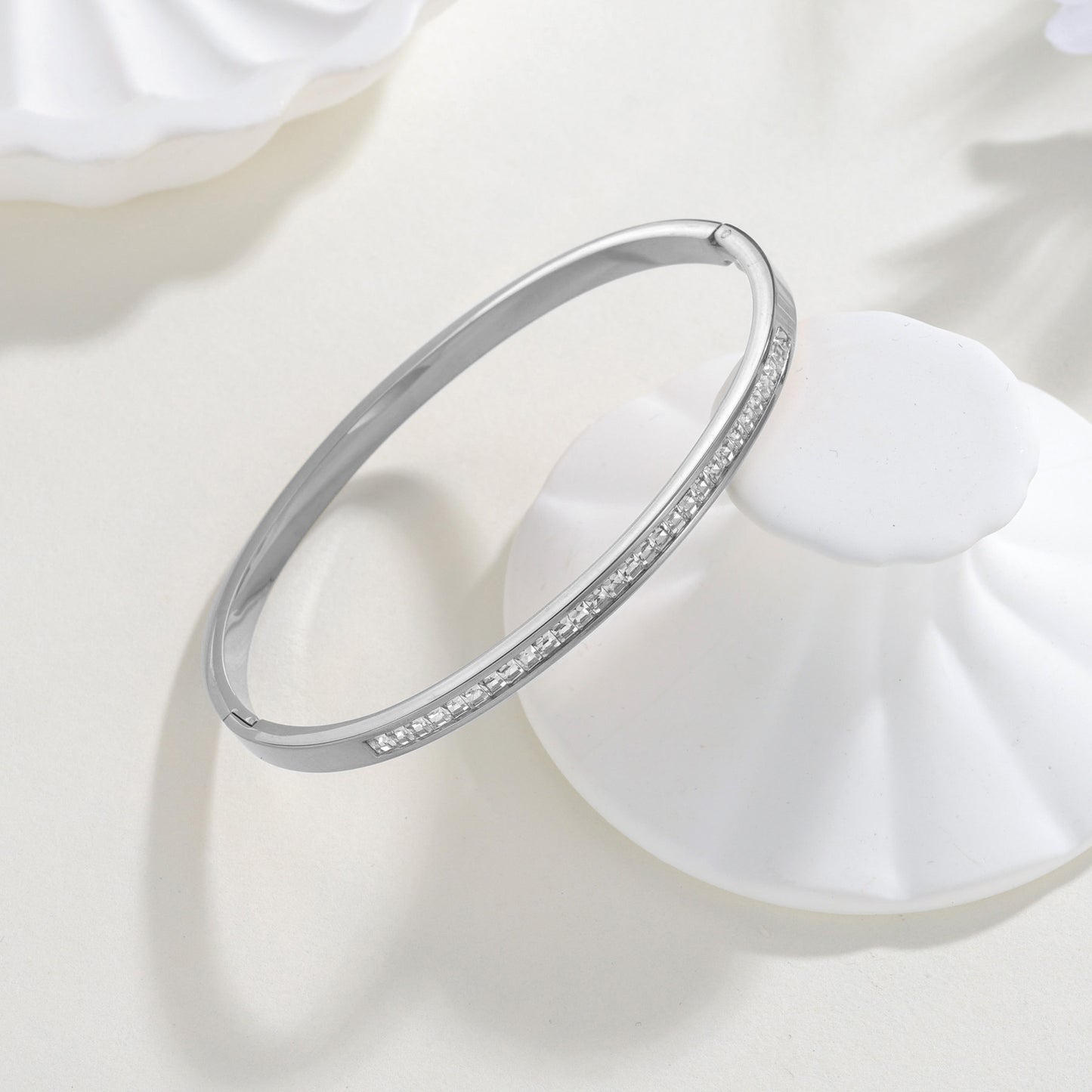 Planderful Everyday Genie Zircon Inlaid Titanium Steel Bracelet For Women With Spring Clasp Vintage