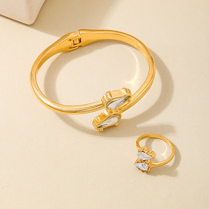 Stylish Metal Texture Snake Head Bracelet Ring Set for Fashion Lovers