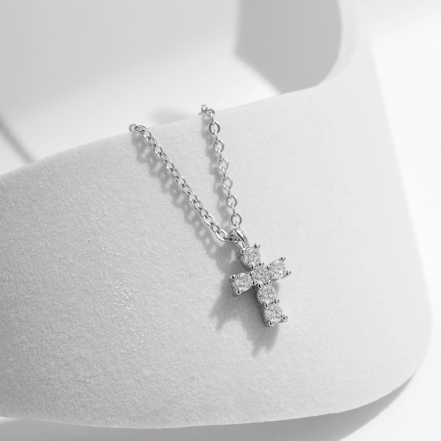 Planderful Moissanite Sparkling Necklace – Elegant Cross Pendant Design
