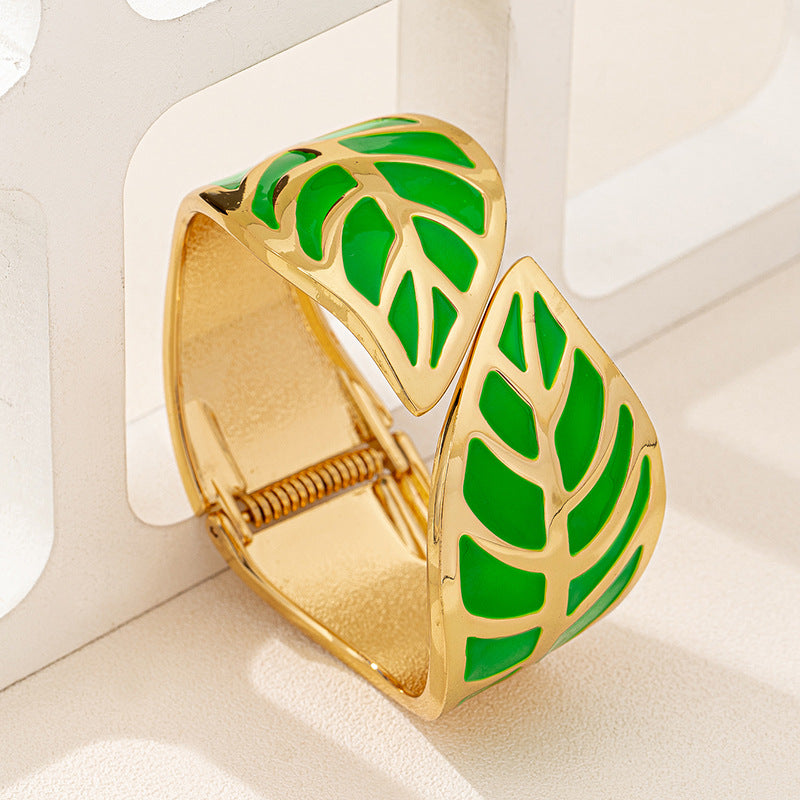 Planderful Vienna Verve Bracelet – Fashionable Metal Design with Green Leaves