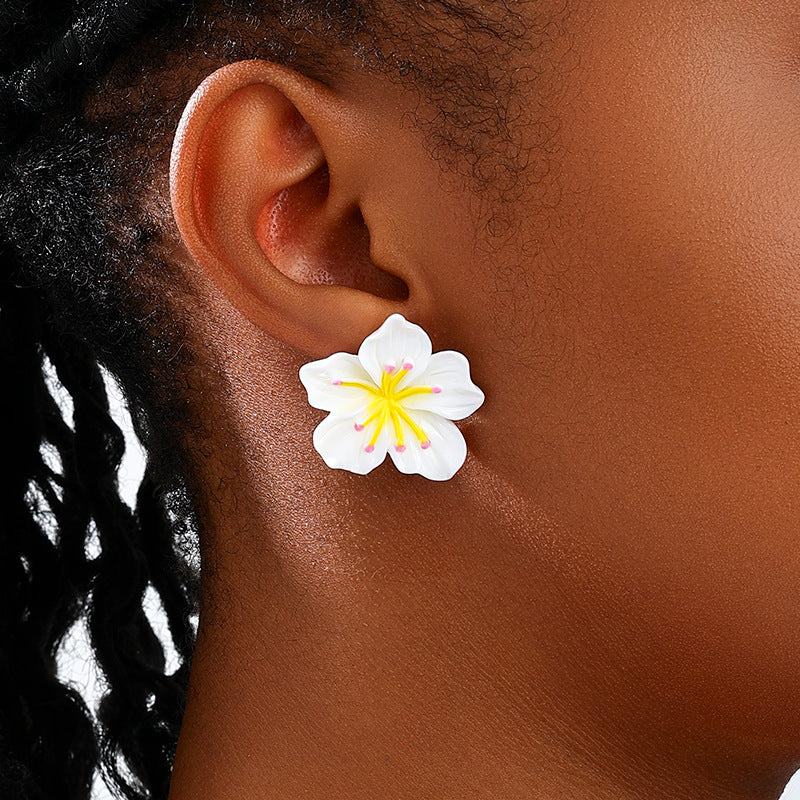 Planderful Vienna Verve Stud Earrings Set – Fashionable Peach Blossom Design