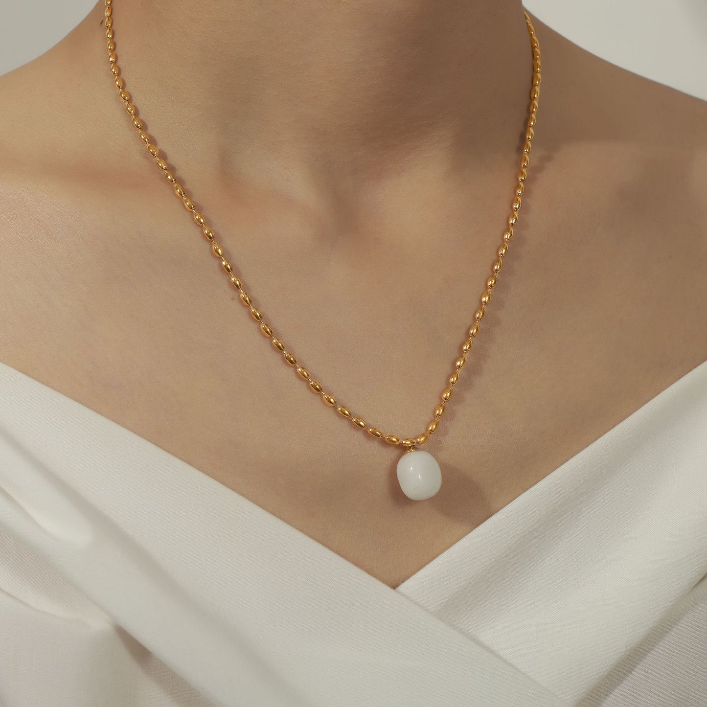 Elegant Geometric Agate Pendant Necklace with Luxurious Titanium Gold Plating