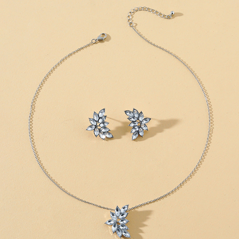 Exquisite Leaf Jewelry Set with Japanese and Korean Influence, Elegant Pendant Design, Stylish Necklace and Earrings Duo